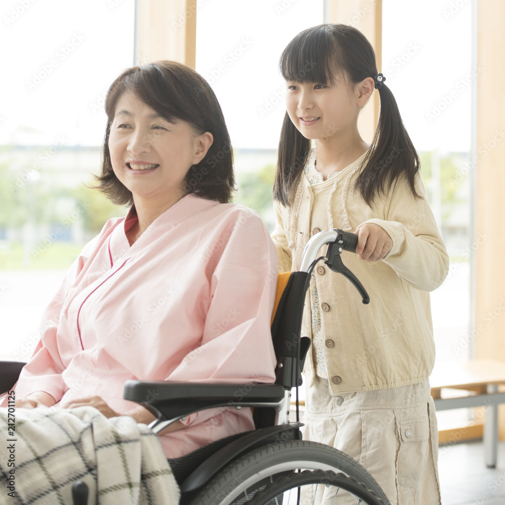 祖母の車椅子を押す女の子 Stock Photo Adobe Stock