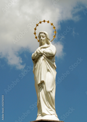 Obraz na płótnie Statue of Virgin Mary as a symbol of love and kindness near catholic church. w salonie