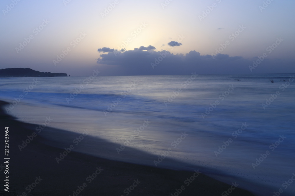 Dawn at seashore     開眼の夜明け