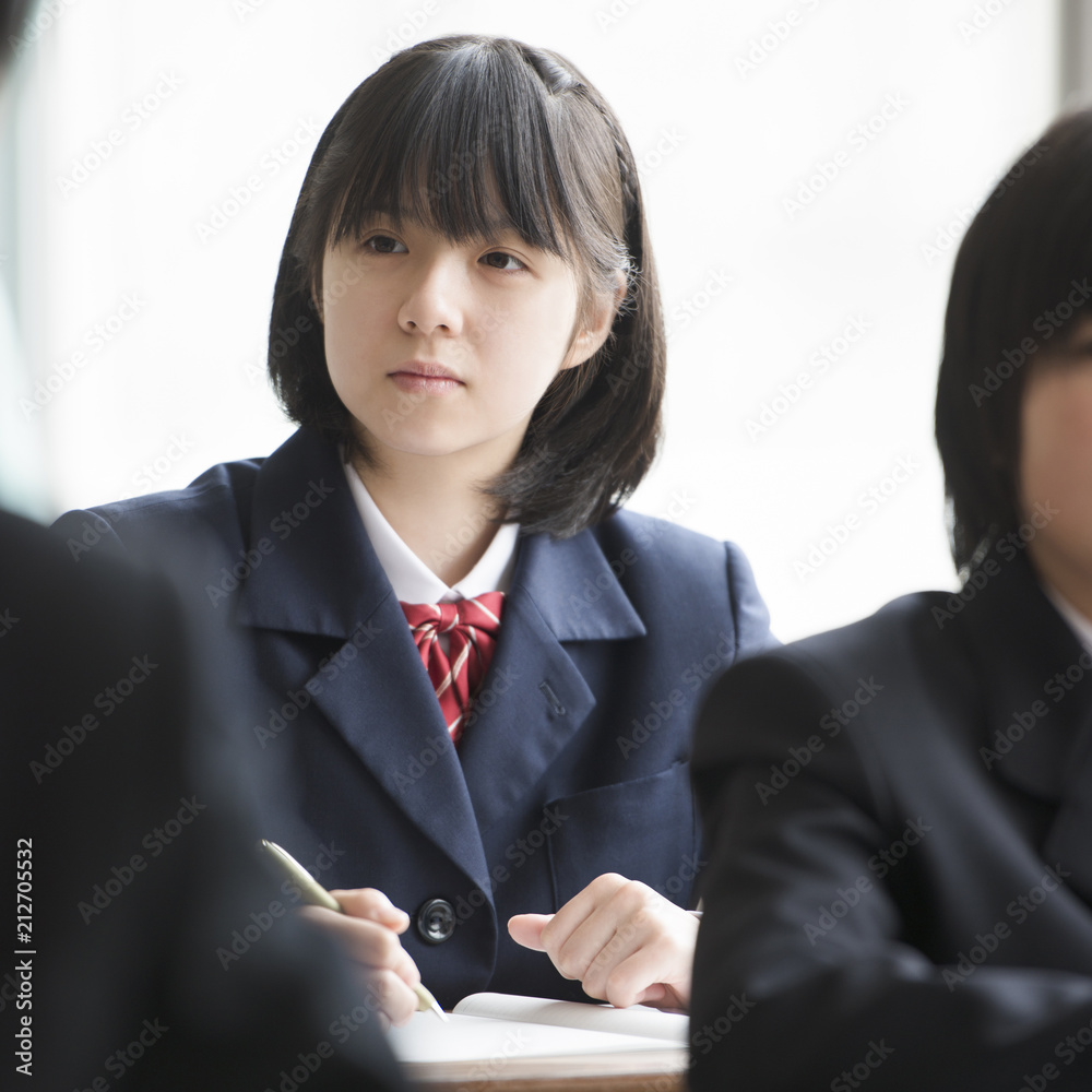 教室で勉強をする女子学生 教室で勉強をする女子学生