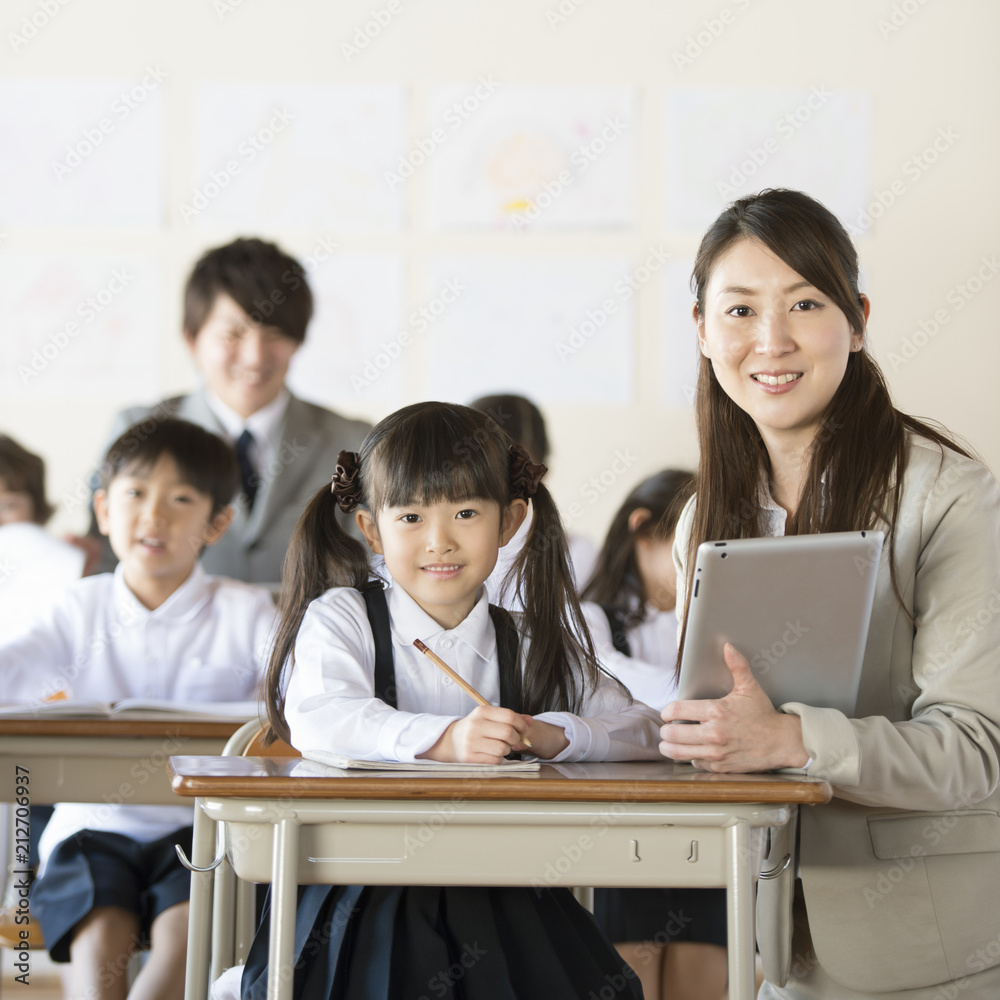 先生に勉強を教わる小学生 先生に勉強を教わる小学生