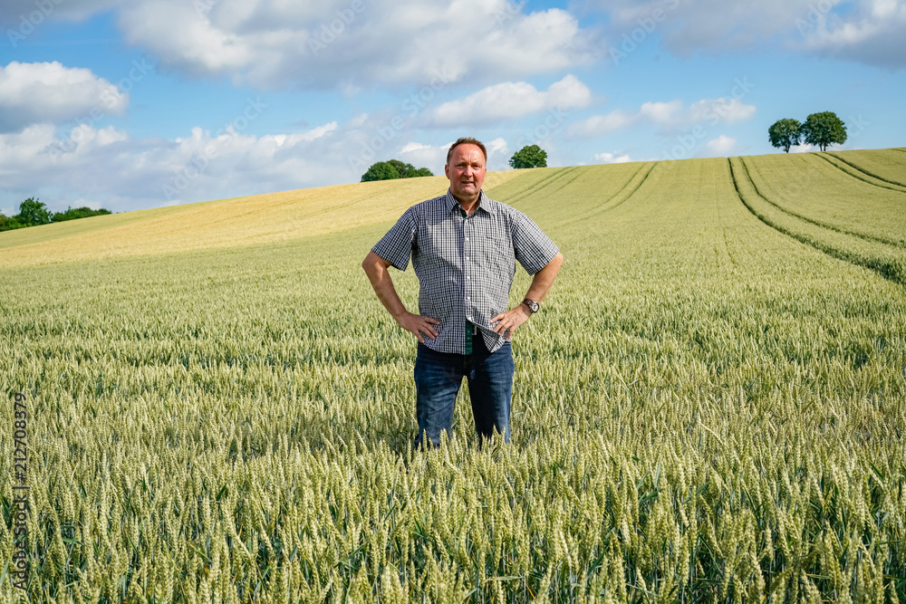 Ackerbau - Landwirt blickt stolz über seine Getreidefelder
