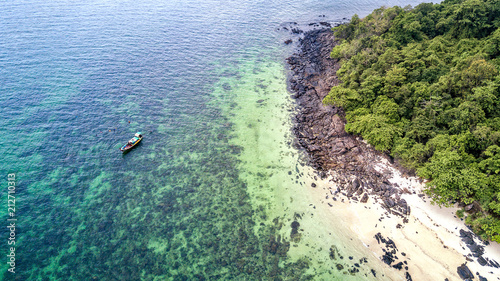 Foto Aerial view of tourist boat on the sea and tourists snorkeling