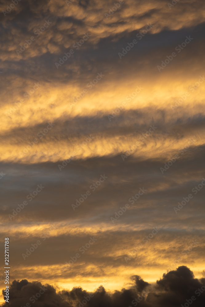 オレンジ色の朝焼けの空