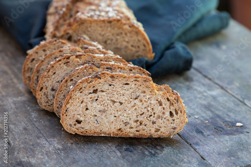 aufgeschnittenes Vollkornbrot für eine gesunde Ernährung