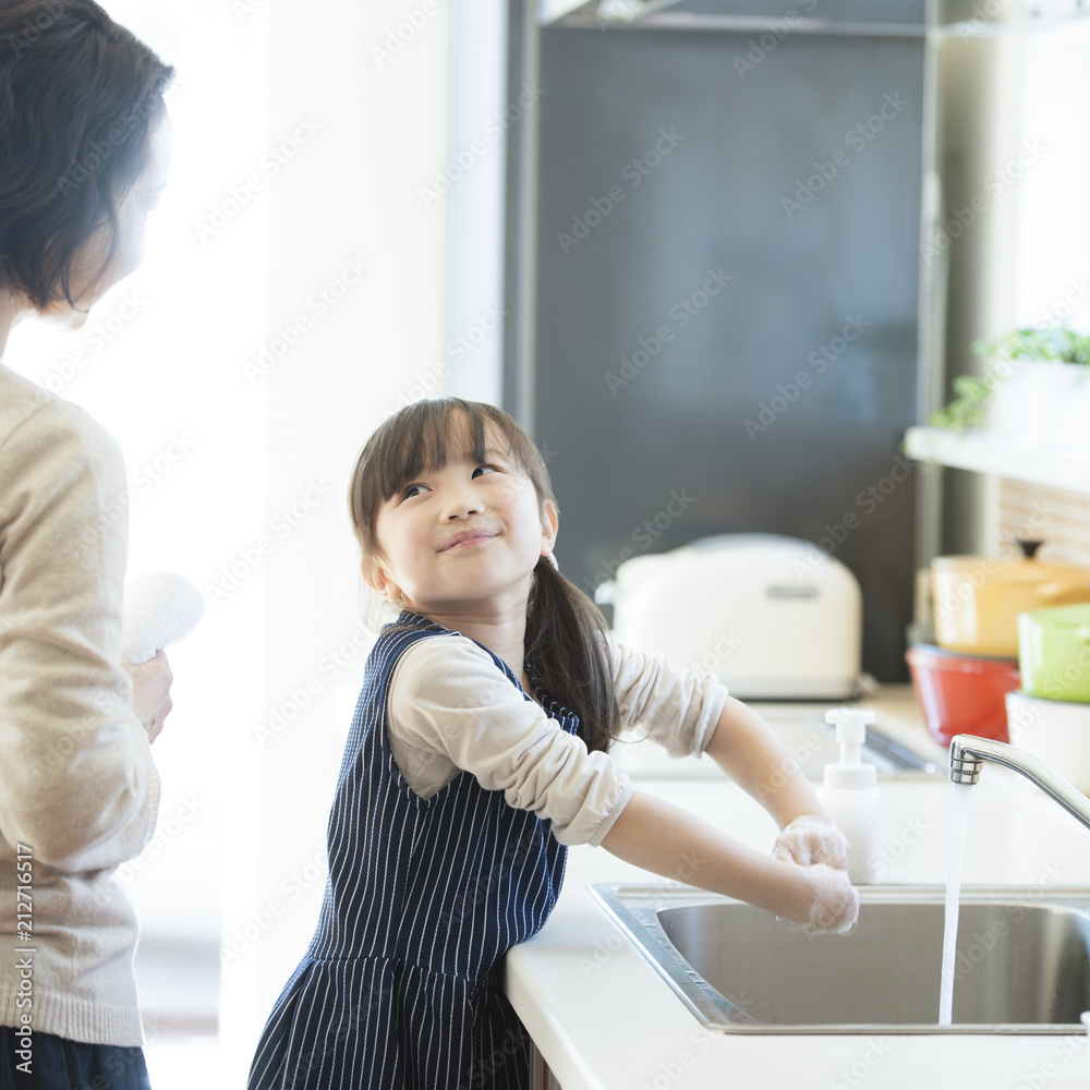 手を洗う女の子 手を洗う女の子