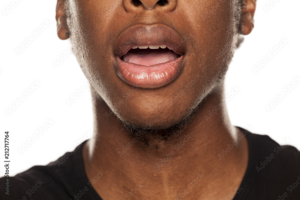 Naklejka premium Otwarte usta zbliżenie młody czarny facet Afroamerykanin na białym tle