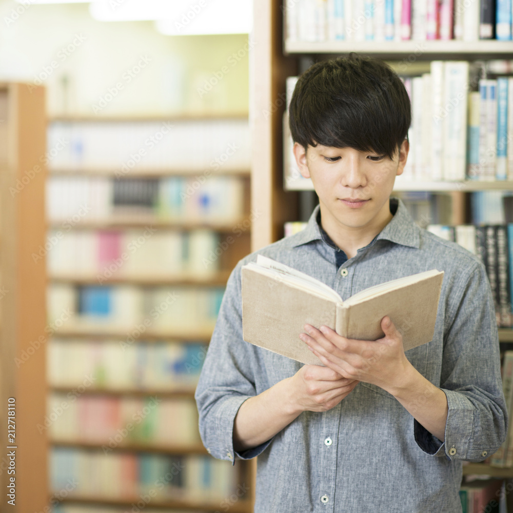 図書館で本を読む男性 Stock Photo Adobe Stock