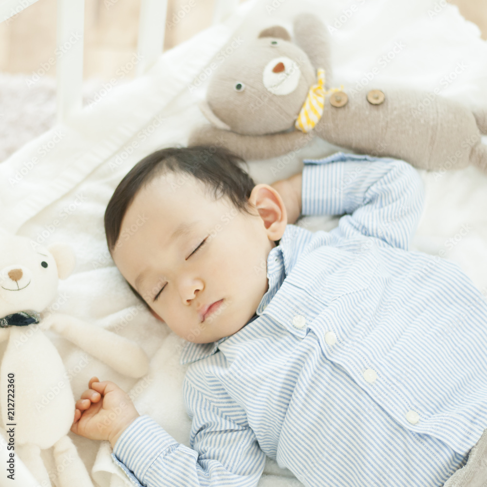 ベビーベッドで眠る男の子 ベビーベッドで眠る男の子