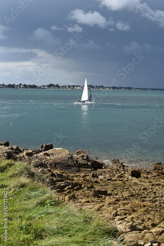 Côte sauvage dans le golfe du morbihan en bretagne avec un voilier