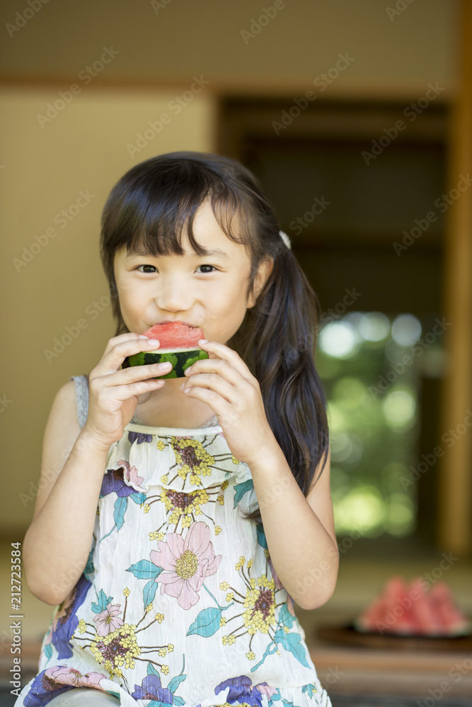 縁側でスイカを食べる女の子 Stock 写真 Adobe Stock
