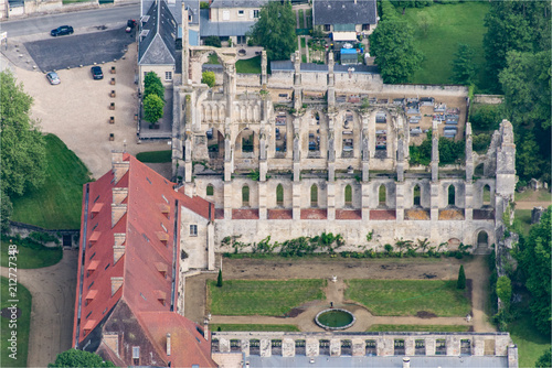 vue aérienne de l'abbaye de Longpont dans l'Aisne en France photo