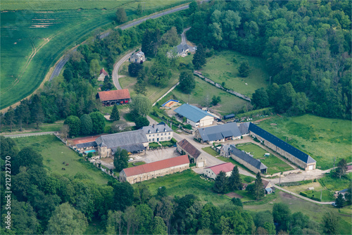 vue aérienne de l'abbaye de Longpont dans l'Aisne en France photo