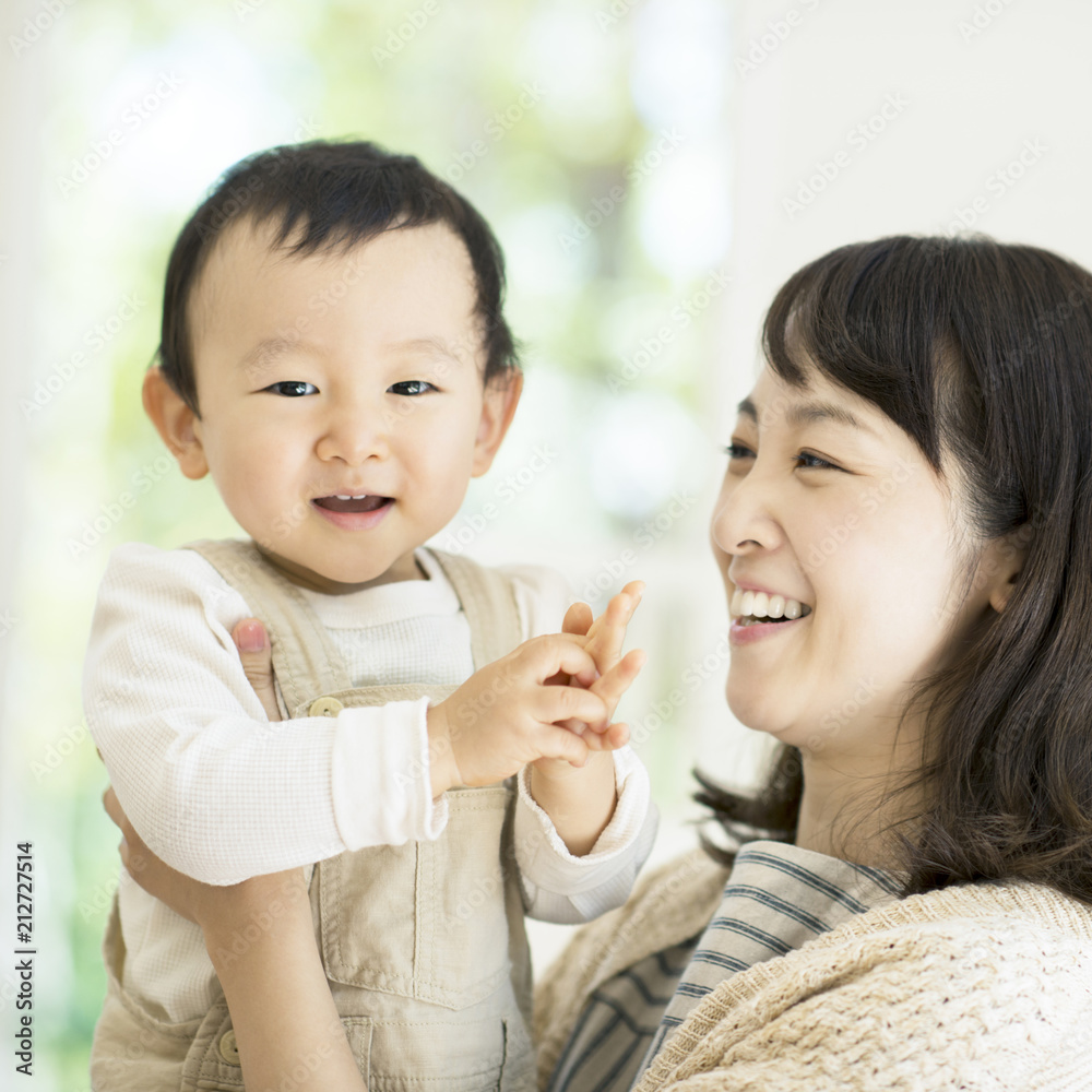 子供を抱きしめ微笑む母親 子供を抱きしめ微笑む母親