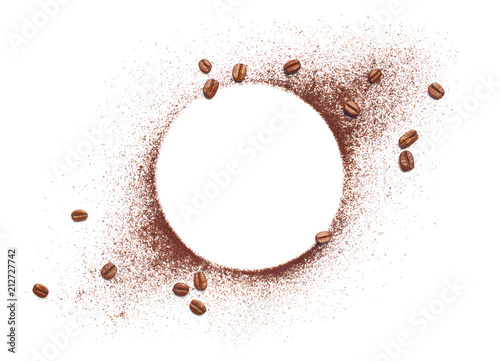 Ziarna kawy i kawa w proszku z okrągłej przestrzeni kopii