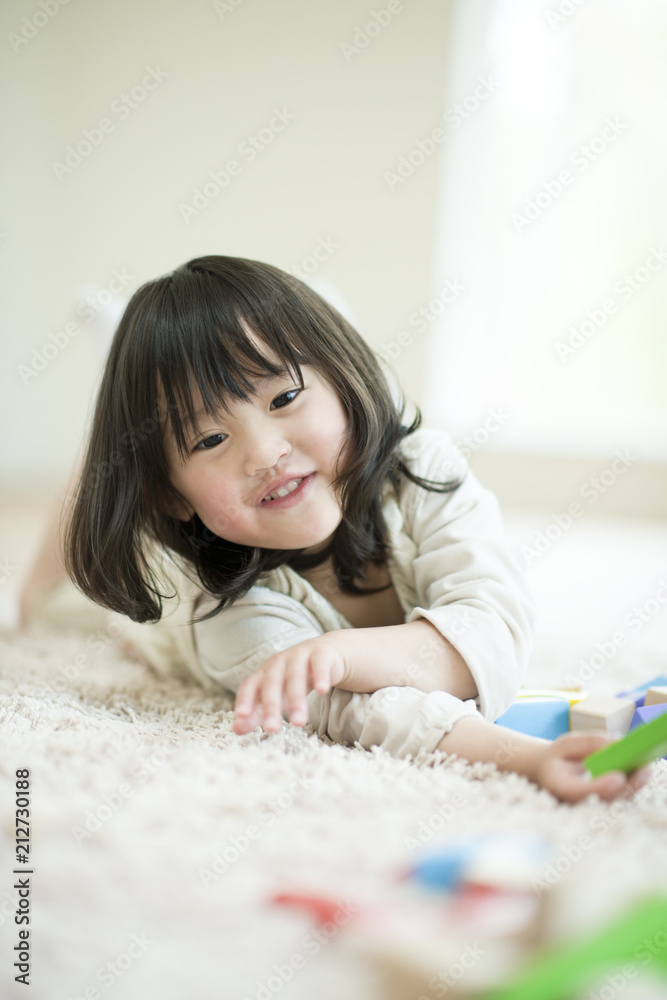 積み木で遊ぶ女の子 積み木で遊ぶ女の子