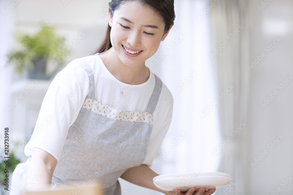 お皿を持つ女性 お皿を持つ女性
