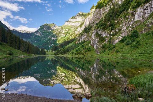 Talalpsee, Glarnerland, Bergsee, Wasserspiegelung, Landschaftsbild, Blick auf Schijenstock, felsige Gebirgswelt und Bergwald, blauer Himmel, vereinzelte Wolken