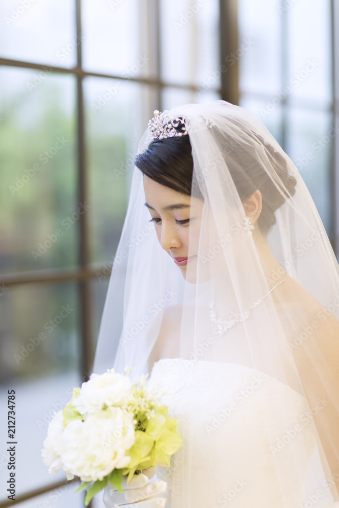 ブーケを見つめる新婦 ブーケを見つめる新婦