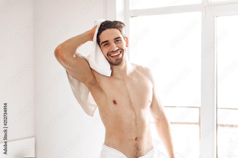 Obraz premium Naked man standing indoors at bathroom