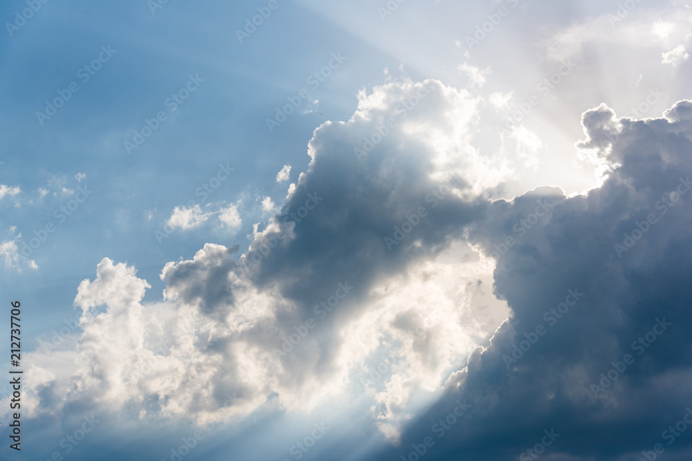 Sonnenstrahlen durchdringen Wolken Sonnenstrahlen durchdringen Wolken