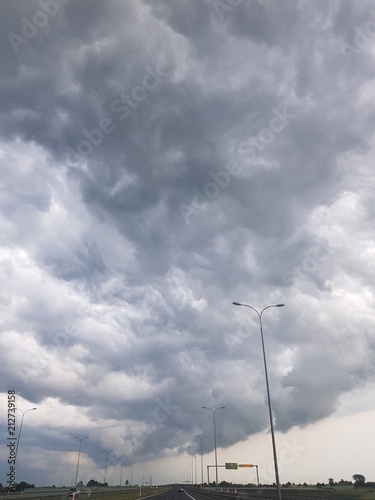 Chmury burzowe nad polską autostradą