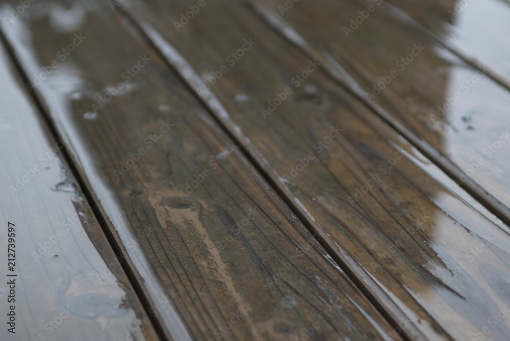 雨に濡れた木版 雨に濡れた木版