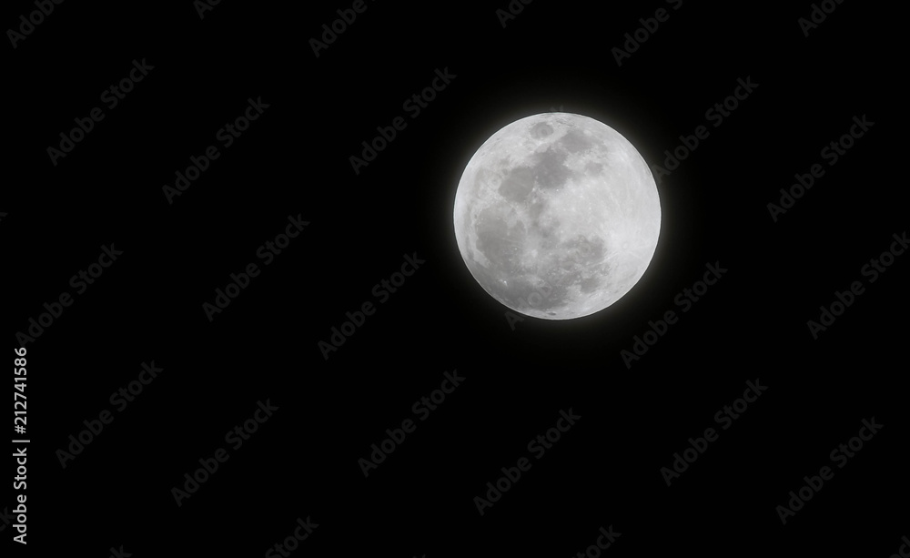 Obraz premium Full moon shines bright against dark black night sky