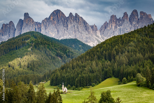 Die Geislerspitzen in Santa Magdalene mit Kapelle photo