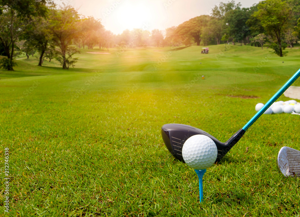Golf Ball und Golf Verein im Tasche auf Grün Gras beim Sonnenuntergang.  Golfspieler. generativ ai 28246551 Stock-Photo bei Vecteezy