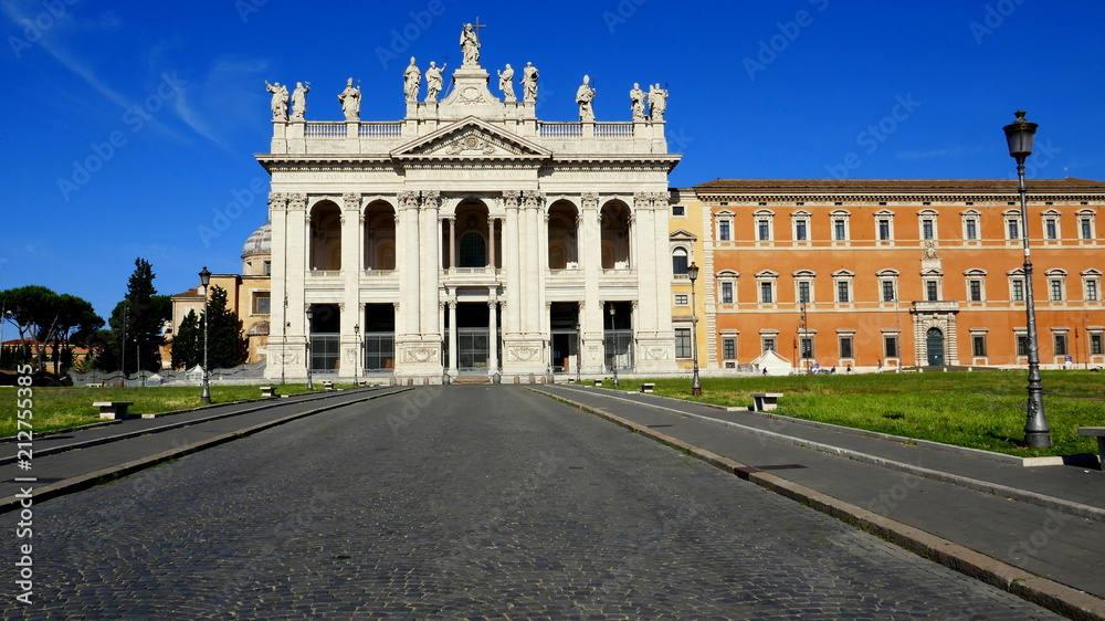 Zentralansicht der Laterankirche in Rom mit Statuen auf dem Dach vor stahlblauem Himmel