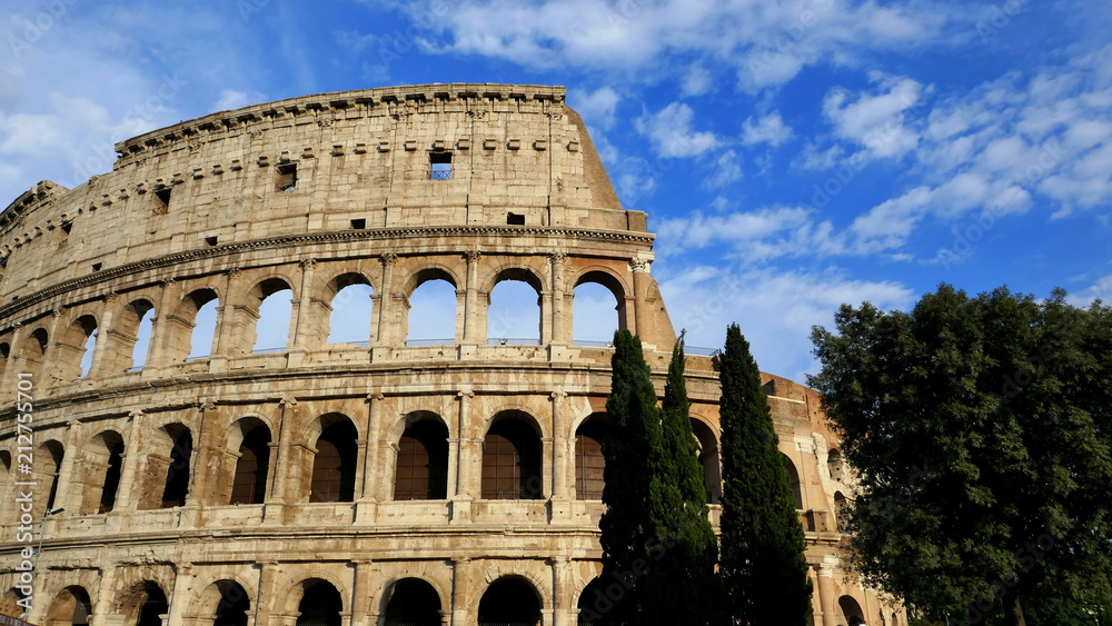 malerische Teilansicht des Kolosseums in Rom mit grünen Bäumen