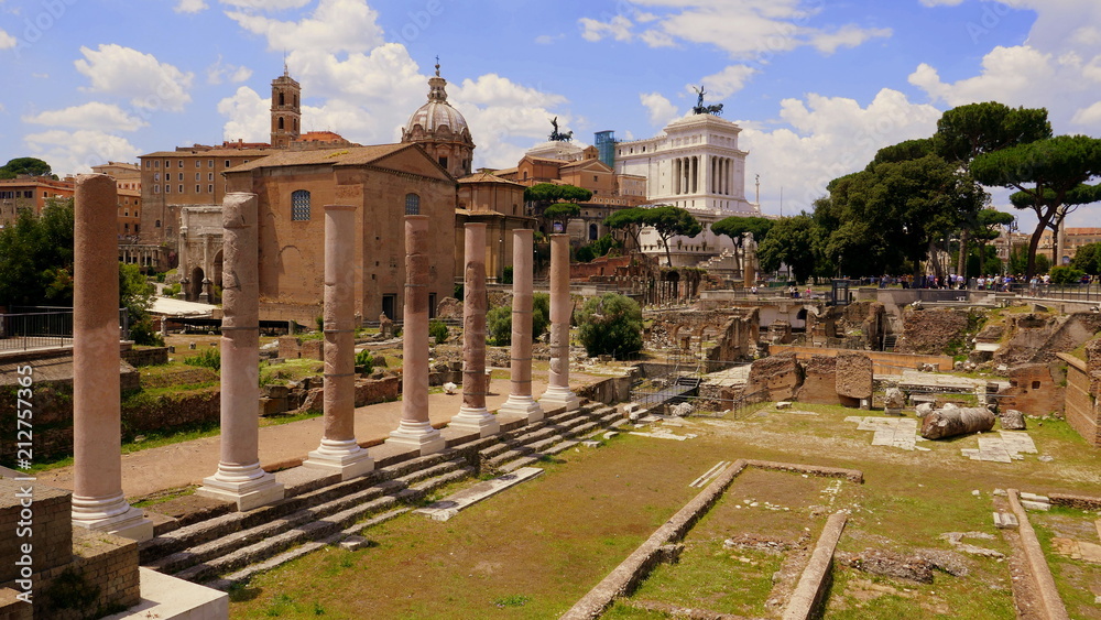 interessanter Blick über Forum Romanum mit diagonaler Säulenreihe und Ruinen in Rom