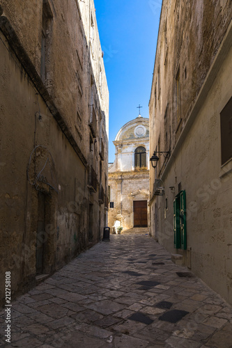 Fototapeta Naklejka Na Ścianę i Meble -  Scenic narrow alley in Monopoli old town, Apulia, Italy