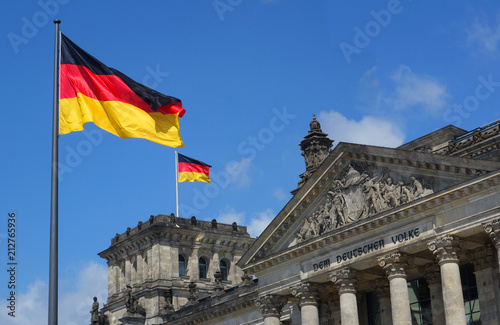 Deutscher Bundestag mit Deutschlandfahne