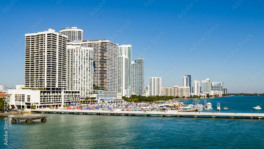 Obraz premium Miami Beach with luxury apartments and waterway