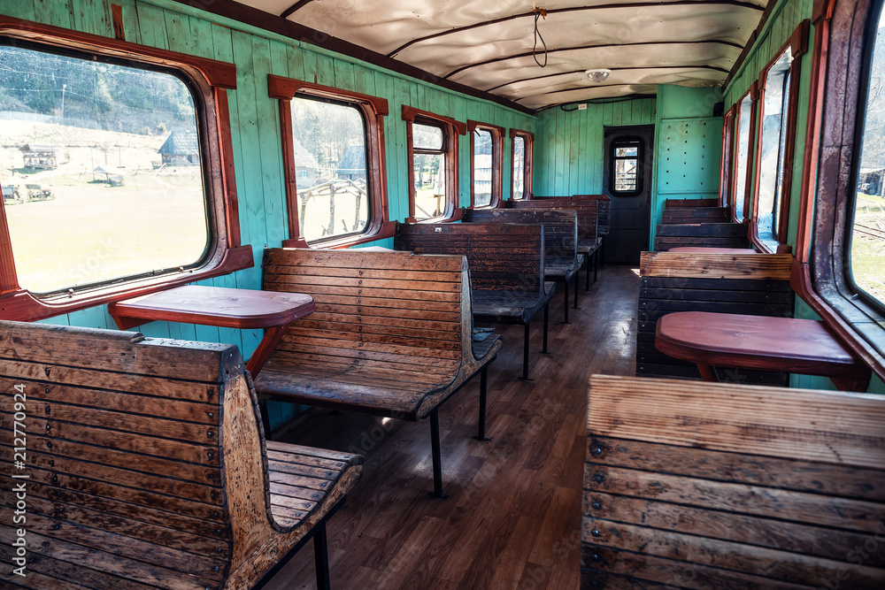 Fototapeta premium opuszczony stary wagon kolejowy