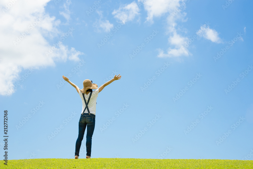 草原で寛ぐ女性