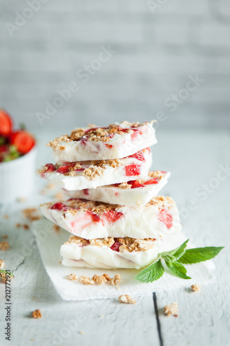Healthy frozen yogurt barks with strawberry and granola