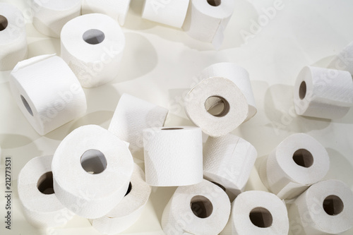 Toilettenpapier auf weißem Hintergrund photo