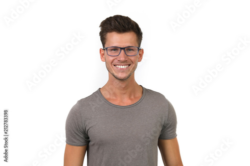Junger Mann mit Brille lacht