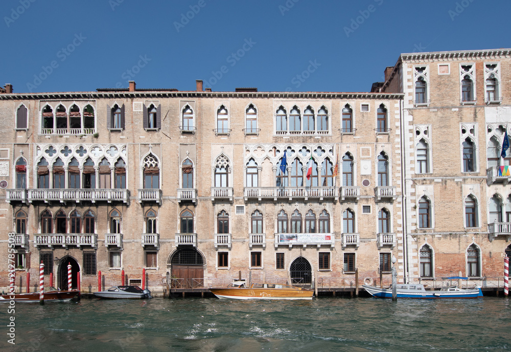 Ein schöner Palazzo in Venedig vom Canale Grande aus gesehen