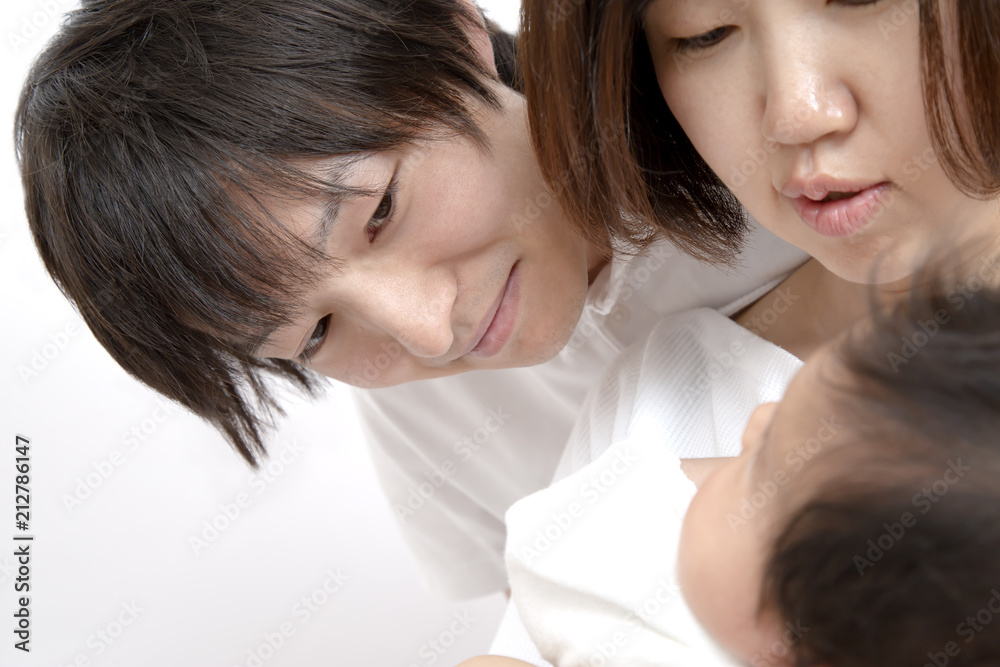 新生児を抱き見つめる若い夫婦、幸せな家族イメージ 新生児を抱き見つめる若い夫婦、幸せな家族イメージ
