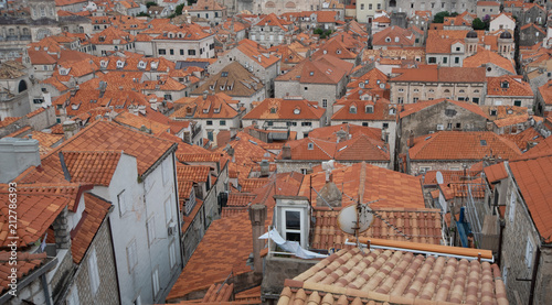 Blick von der Stadtmaer auf Dächer in Dubrovnik