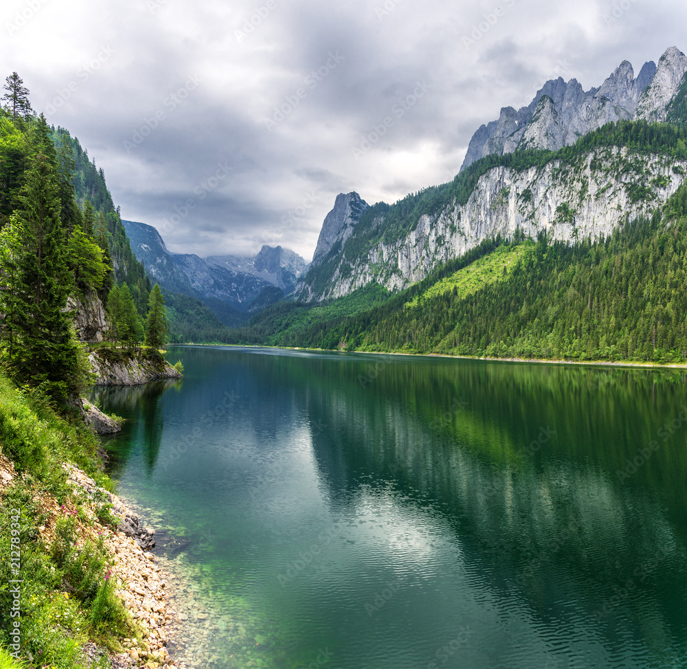 Vorderer Gosausee mit Blick auf Dachsteinmassiv Vorderer Gosausee mit Blick auf Dachsteinmassiv