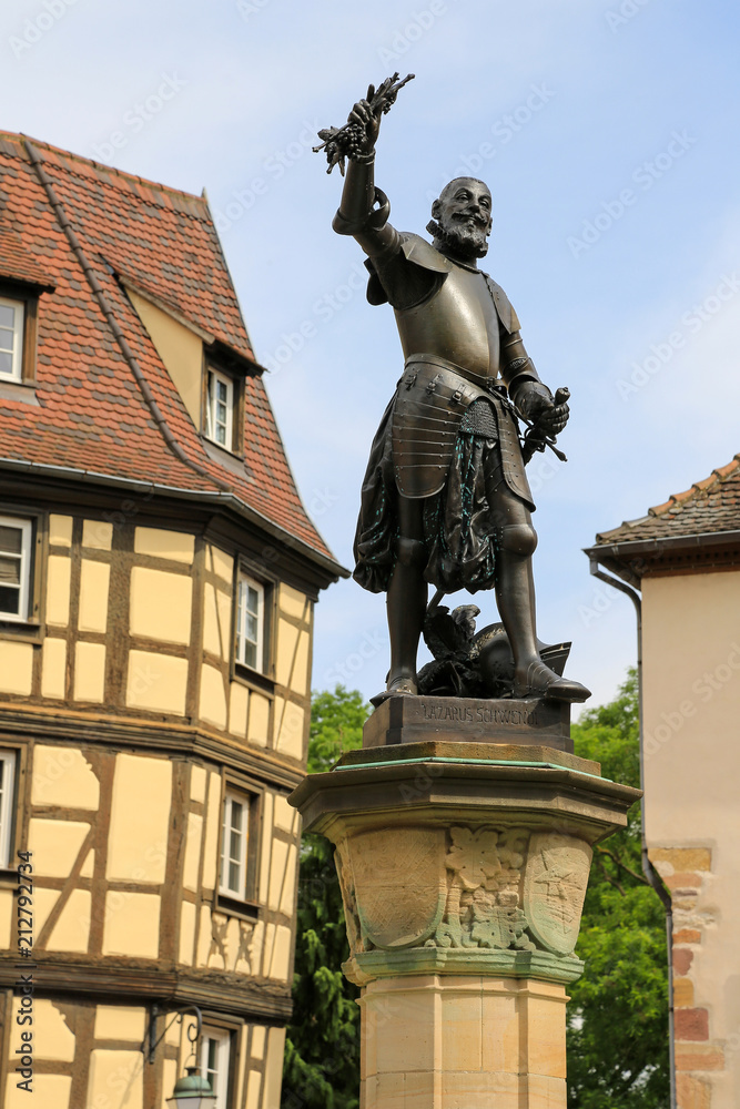 Die Statue von Lazare Schwendi auf dem Brunnen am Platz des ehemaligen Zollamts in Colmar, Elsass