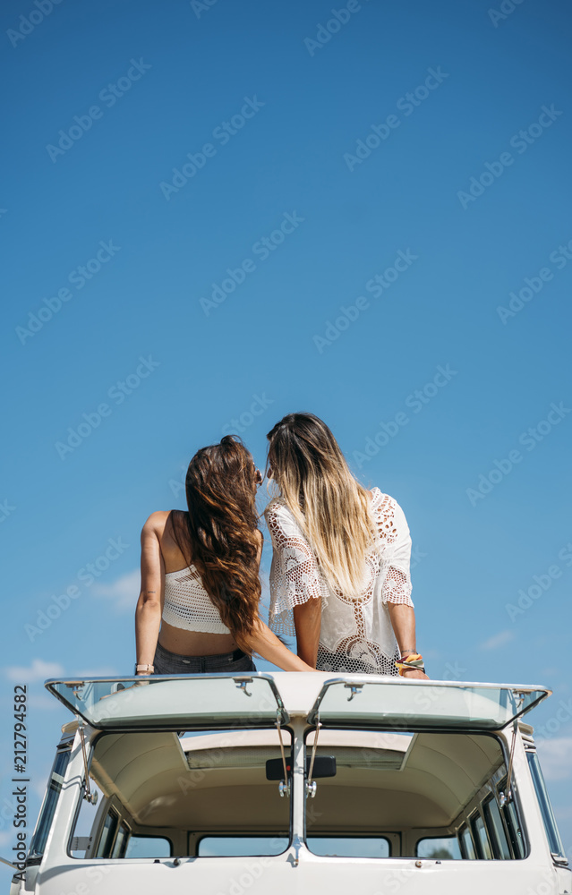 Obraz premium Two lesbian women kissing in the old van
