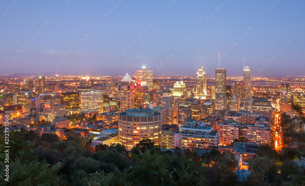 Obraz premium Piękny widok Montreal po zmierzchu, w Quebec Kanada