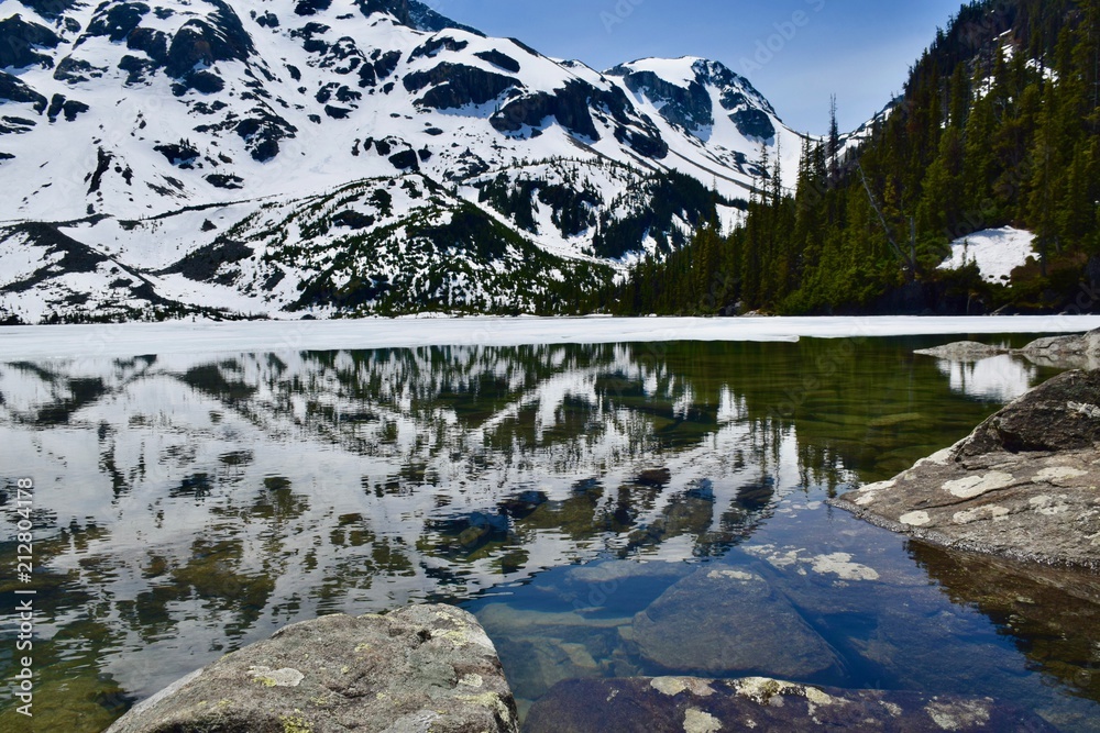 Fototapeta premium View of the upper lake, Joffre Lakes Provincial Park, Canada. 