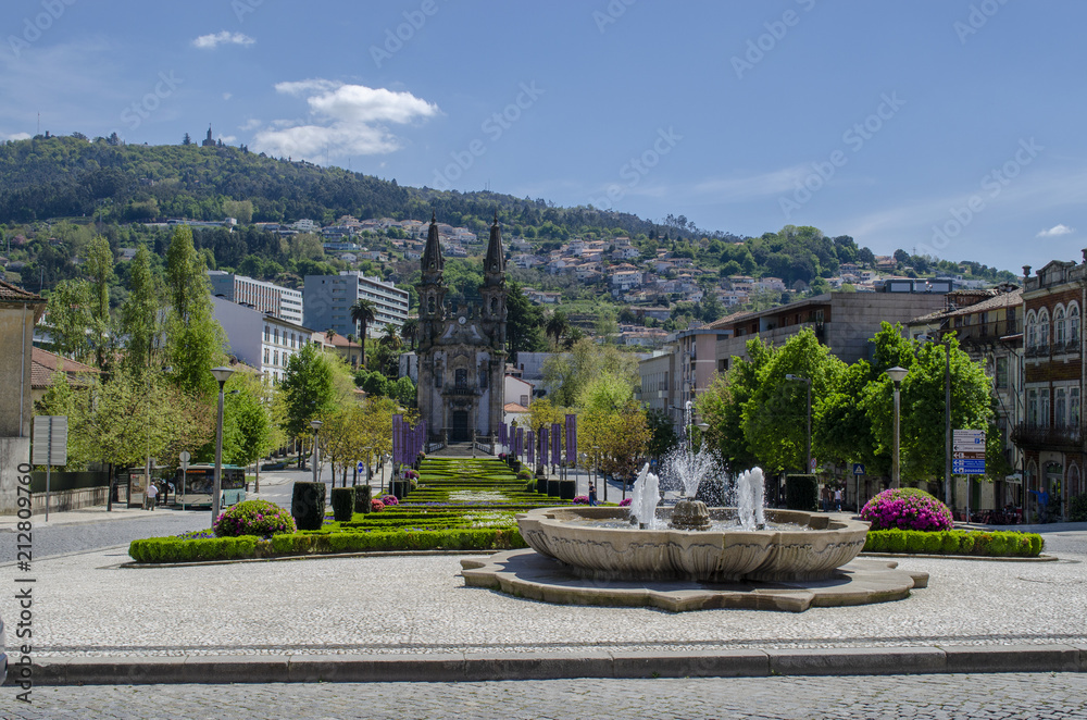 Vista de la iglesia y una gran plaza frente a ella en la ciudad portuguesa de Guimaraes